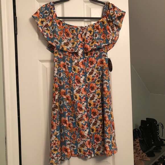 Off the shoulder. - Picture 1 of 4